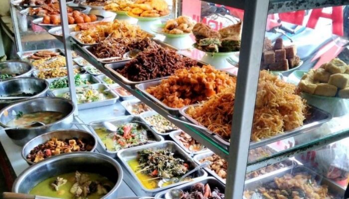 Dari Kuli Bangunan ke Ikon Kuliner Nasional: Ini Sejarah Warteg & Daftar Warteg 24 Jam Favorit di Surabaya