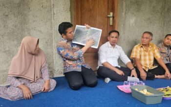 Wakil Gubernur Jawa Timur, Emil Elestianto Dardak, bergerak melakukan dialog dengan warga yang melakukan aksi menutup sebagian Jalan Raya Provinsi Ponorogo-Pacitan di Desa Ngreco-Kemuning, Kecamatan Tegalombo, Kabupaten Pacitan, Rabu (20/5/2026).