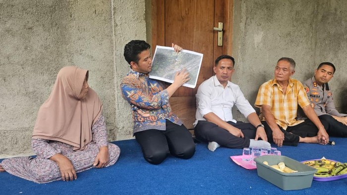 Wakil Gubernur Jawa Timur, Emil Elestianto Dardak, bergerak melakukan dialog dengan warga yang melakukan aksi menutup sebagian Jalan Raya Provinsi Ponorogo-Pacitan di Desa Ngreco-Kemuning, Kecamatan Tegalombo, Kabupaten Pacitan, Rabu (20/5/2026).