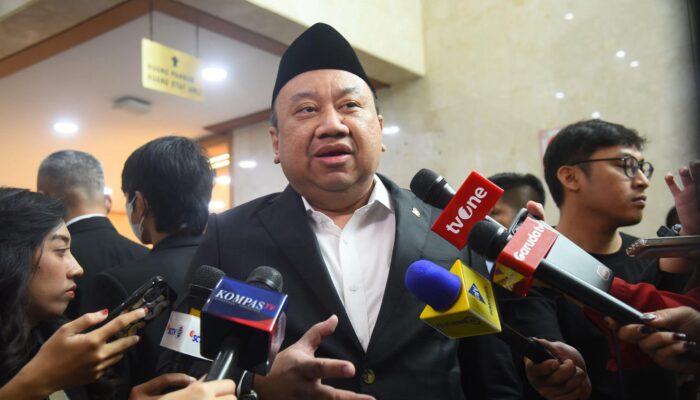 Hardiknas 2026: DPR Nilai Era Prabowo Subianto Dorong Lompatan Pendidikan—Renovasi Sekolah Melonjak, Tapi Kesenjangan Masih Menganga