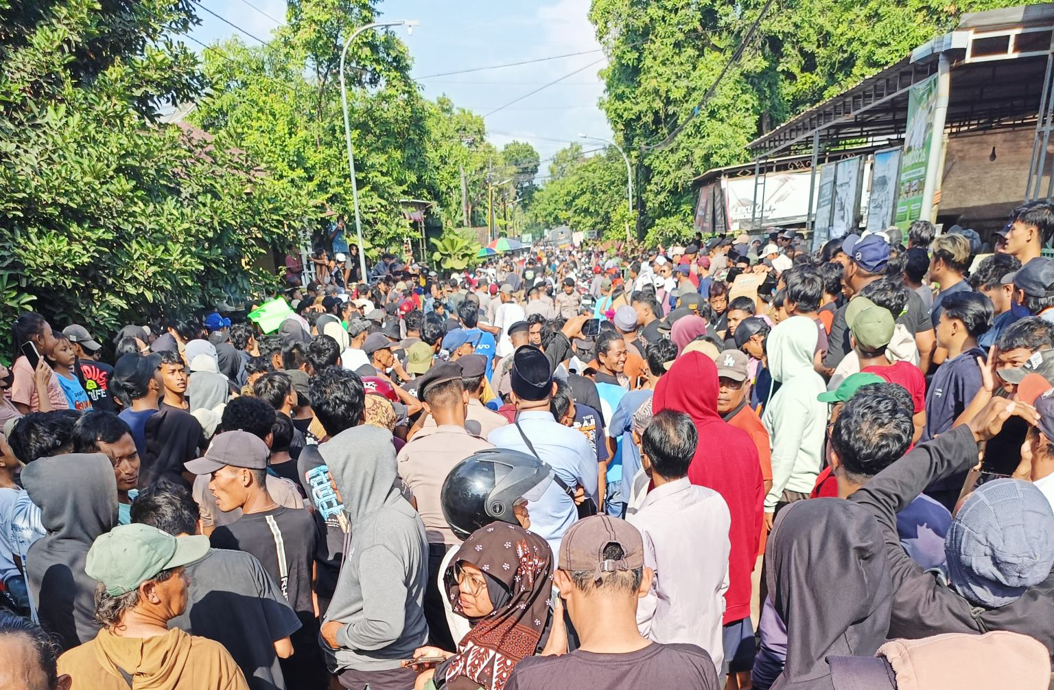 Massa maupun warga dari semua golongan di Kabupaten Pati murka! Demo gruduk "Kyai Cabul" Aksi unjuk rasa ini dimotori oleh Aliansi Santri Pati untuk Demokrasi (Aspirasi) di depan kediaman dan pondok putri milik Ashari (tersangka), sosok pengasuh pondok pesantren yang terjerat kasus pencabulan terhadap sejumlah santriwati, Sabtu siang (2/5/2026) Dok. Patinews