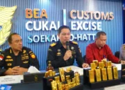 Kepala Kantor Bea Cukai Soetta, Hengky Tomuan Parlindungan (tengah) dalam keterangan pers hasil penindakan penyelundupan emas melalui Bandara Soetta, Selasa, 26 Mei 2026 (Foto:Dokumentasi Bea Cukai)