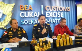 Kepala Kantor Bea Cukai Soetta, Hengky Tomuan Parlindungan (tengah) dalam keterangan pers hasil penindakan penyelundupan emas melalui Bandara Soetta, Selasa, 26 Mei 2026 (Foto:Dokumentasi Bea Cukai)
