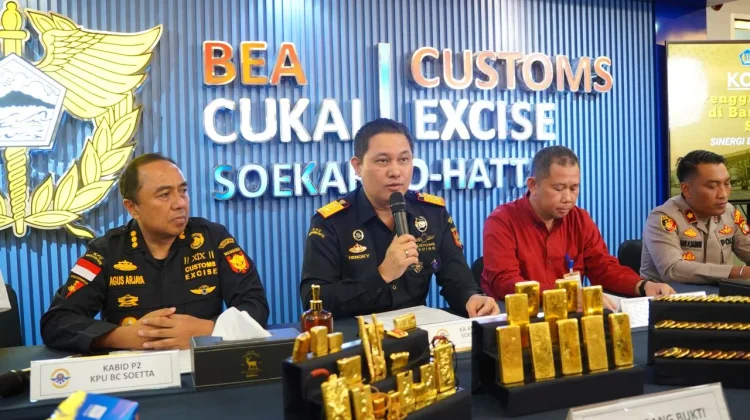 Kepala Kantor Bea Cukai Soetta, Hengky Tomuan Parlindungan (tengah) dalam keterangan pers hasil penindakan penyelundupan emas melalui Bandara Soetta, Selasa, 26 Mei 2026 (Foto:Dokumentasi Bea Cukai)