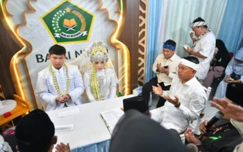 Gubernur Jawa Barat Dedi Mulyadi menjadi saksi pernikahan pasangan istimewa penyandang disabilitas tuna rungu Naila Puja Rislani dan Muhammad Sayyid Az Zahiri di Kantor Urusan Agama (KUA) Bale Endah Kabupaten Bandung, Jumat (1/5/2026). Foto: Dok. Humas Jabar