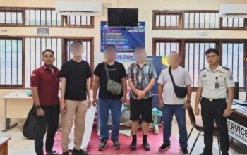 Petugas imigrasi mengamankan warga negara asing (WNA) asal Kanada berinisial FRP (51) karema membuat keributan dan merusak rumah warga di Kelurahan Sukasada, Kecamatan Sukasada, Kabupaten Buleleng, Bali.(Imigrasi Singaraja.)