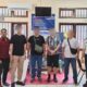 Petugas imigrasi mengamankan warga negara asing (WNA) asal Kanada berinisial FRP (51) karema membuat keributan dan merusak rumah warga di Kelurahan Sukasada, Kecamatan Sukasada, Kabupaten Buleleng, Bali.(Imigrasi Singaraja.)