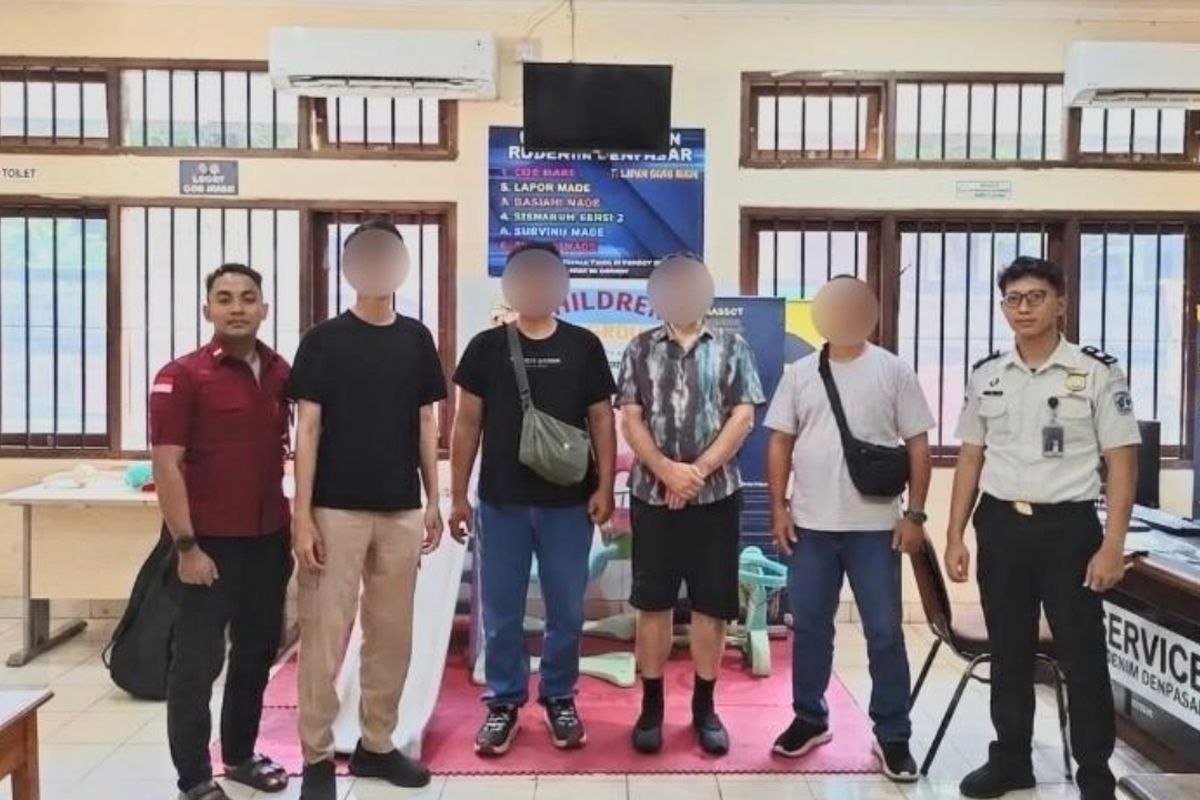 Petugas imigrasi mengamankan warga negara asing (WNA) asal Kanada berinisial FRP (51) karema membuat keributan dan merusak rumah warga di Kelurahan Sukasada, Kecamatan Sukasada, Kabupaten Buleleng, Bali.(Imigrasi Singaraja.)