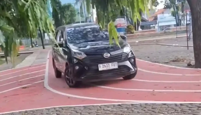 Viral Mobil Masuk Jogging Track Alun-alun Bekasi, Satpol PP Murka: Bukan Tempat Belajar Nyetir!