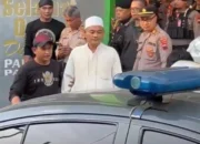 Pimpinan Pondok Pesantren Padang Ati, Pekalongan bernisial A (55) (berbaju putih) sebagai tersangka kasus pelecehan seksual sejumlah santriwati. Dok. istimewa