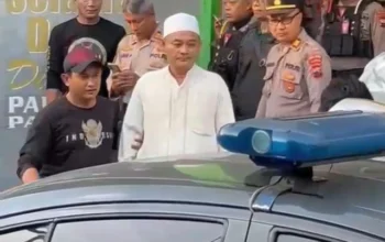 Pimpinan Pondok Pesantren Padang Ati, Pekalongan bernisial A (55) (berbaju putih) sebagai tersangka kasus pelecehan seksual sejumlah santriwati. Dok. istimewa