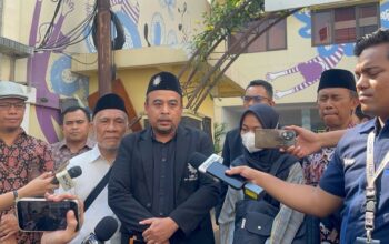 Ketua Riset dan Advokasi Publik LBH AP PP Muhammadiyah, Gufroni, memberikan keterangan kepada wartawan mendampingi F (33) putri penulis Ahmad Bahar melapor ke Komnas HAM dan Komnas Perempuan di Jakarta Pusat, Kamis (21/5/2026).(KOMPAS.com/ RUBY RACHMADINA)
