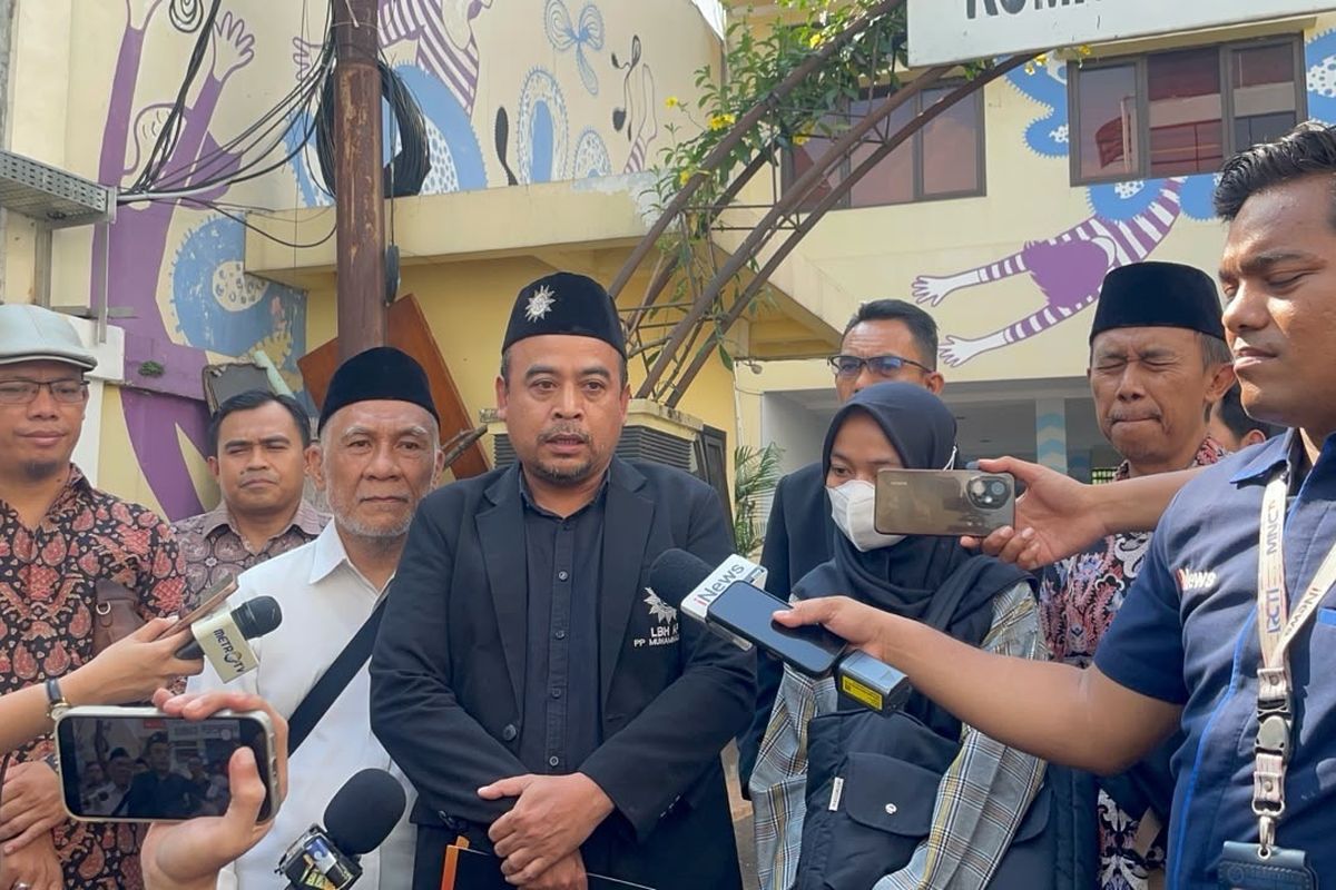 Ketua Riset dan Advokasi Publik LBH AP PP Muhammadiyah, Gufroni, memberikan keterangan kepada wartawan mendampingi F (33) putri penulis Ahmad Bahar melapor ke Komnas HAM dan Komnas Perempuan di Jakarta Pusat, Kamis (21/5/2026).(KOMPAS.com/ RUBY RACHMADINA)