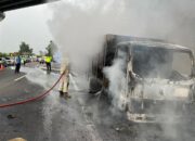 Foto : Pemadam kebakaran Purwakarta, berjibaku memadamkan truk bermuatan tabung gas yang terbakar di tol Cipularang Km 93, Minggu (3/5/2026) sore.(Dok Damkar Purwakarta)