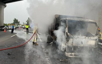 Foto : Pemadam kebakaran Purwakarta, berjibaku memadamkan truk bermuatan tabung gas yang terbakar di tol Cipularang Km 93, Minggu (3/5/2026) sore.(Dok Damkar Purwakarta)