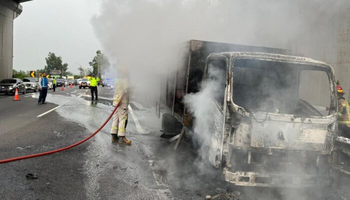 Detik-Detik Truk LPG Terbakar di Tol Cipularang Km 93, Kebocoran Tabung Picu Ledakan—Kerugian Tembus Rp1,6 Miliar