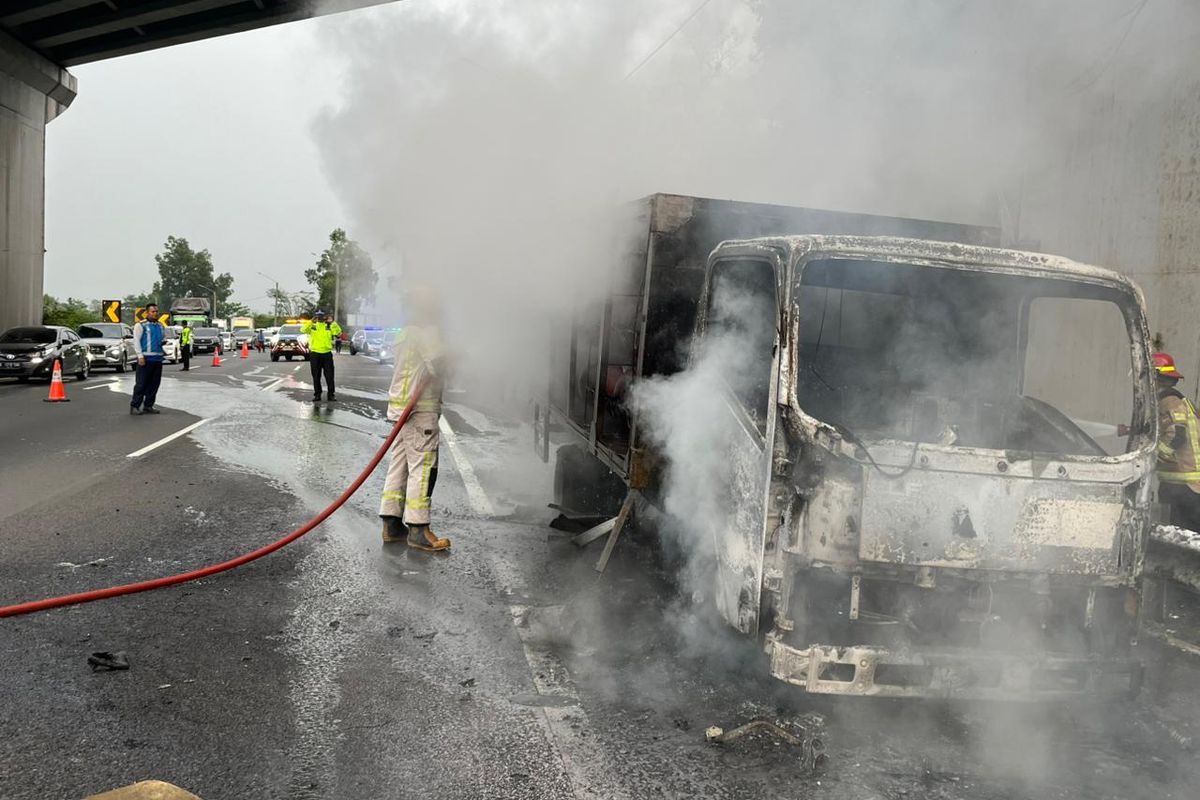 Foto : Pemadam kebakaran Purwakarta, berjibaku memadamkan truk bermuatan tabung gas yang terbakar di tol Cipularang Km 93, Minggu (3/5/2026) sore.(Dok Damkar Purwakarta)