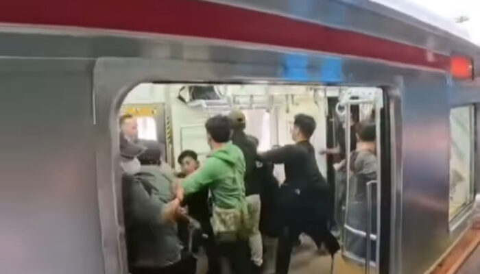 Viral Keributan di KRL Stasiun Sudirman, Penumpang Adu Jotos: KAI Commuter Turun Tangan