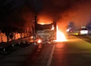 Bus Terbakar Hebat di Tol Japek KM 55 Karawang, Diduga Akibat Korsleting, Kerugian Capai Rp40 Juta