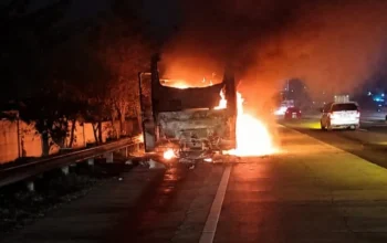 Kendaraan microbus terbakar hebat di ruas Tol Jakarta-Cikampek (Japek) KM 55 B, tepatnya di Desa Anggadita, Kecamatan Klari, Karawang, Selasa (2/6/2026) dini hari. Foto: Dok. Istimewa