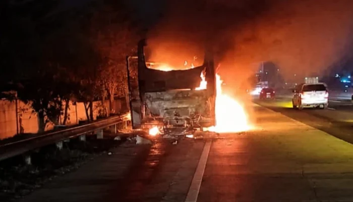 Bus Terbakar Hebat di Tol Japek KM 55 Karawang, Diduga Akibat Korsleting, Kerugian Capai Rp40 Juta