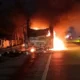 Kendaraan microbus terbakar hebat di ruas Tol Jakarta-Cikampek (Japek) KM 55 B, tepatnya di Desa Anggadita, Kecamatan Klari, Karawang, Selasa (2/6/2026) dini hari. Foto: Dok. Istimewa