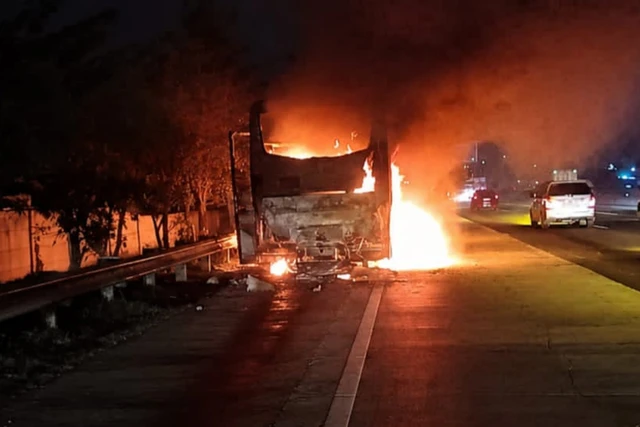Kendaraan microbus terbakar hebat di ruas Tol Jakarta-Cikampek (Japek) KM 55 B, tepatnya di Desa Anggadita, Kecamatan Klari, Karawang, Selasa (2/6/2026) dini hari. Foto: Dok. Istimewa
