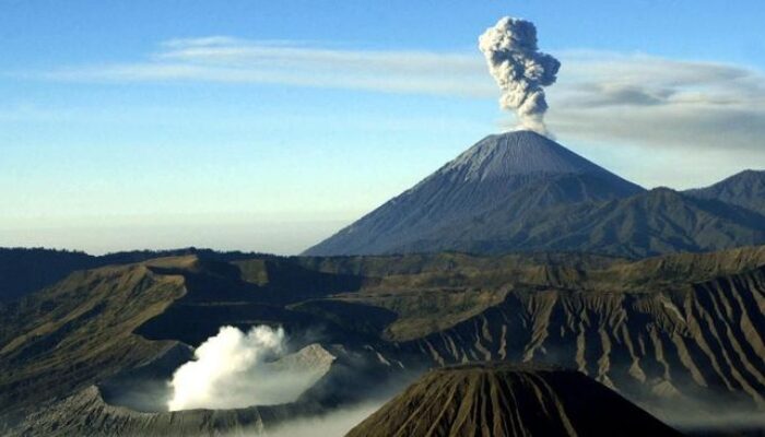 Gunung Semeru Erupsi dan Muntahkan Awan Panas 4,5 Km, Wisata Gunung Bromo Dipastikan Tetap Aman Dibuka