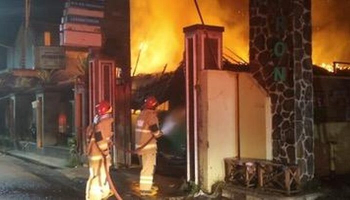 Kebakaran Hebat Landa Puskesmas Tiron Kediri, Diduga Berawal dari Ruang Apotek, Kerugian Tembus Rp 1 Miliar