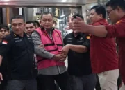 Mantan Wakil Kepala Badan Gizi Nasional (BGN) Lodewyk Pusung mengenakan rompi tahanan usai menjalani pemeriksaan di Kejaksaan Agung, Jakarta, Rabu (3/6/2026).