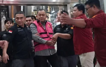 Mantan Wakil Kepala Badan Gizi Nasional (BGN) Lodewyk Pusung mengenakan rompi tahanan usai menjalani pemeriksaan di Kejaksaan Agung, Jakarta, Rabu (3/6/2026).