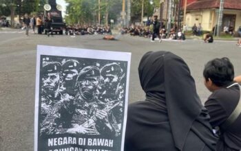 Ketua DPRD Banyuwangi Mangkir Alasan Sakit, Ratusan Mahasiswa Geruduk Rumah Pribadi Bawa Lembar Tuntutan