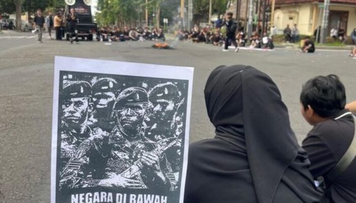 Ketua DPRD Banyuwangi Mangkir Alasan Sakit, Ratusan Mahasiswa Geruduk Rumah Pribadi Bawa Lembar Tuntutan
