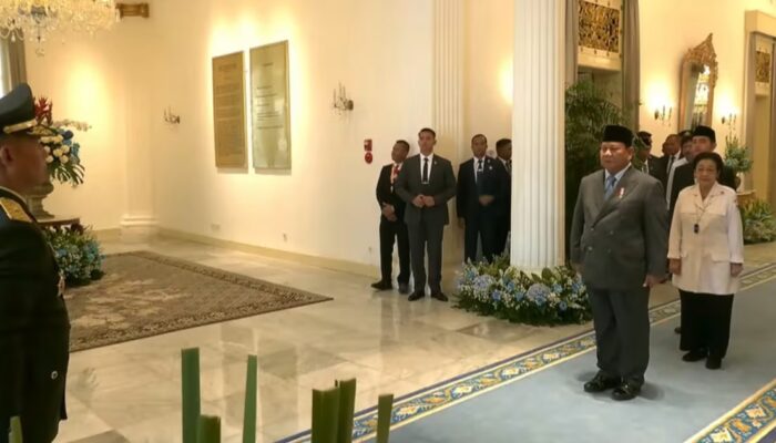 Momen Prabowo Persilakan Megawati Maju Bersama di Upacara Hari Lahir Pancasila Jadi Sorotan