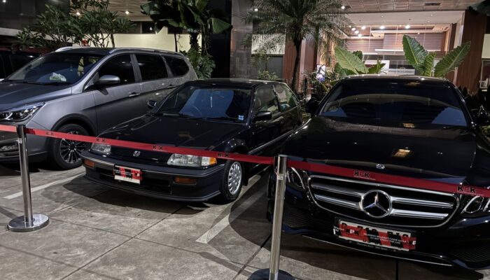OTT Imigrasi Jakarta Barat: KPK Pamerkan Mobil Mewah, Moge hingga Motor Trail, Dugaan Pemerasan TKA Terkuak