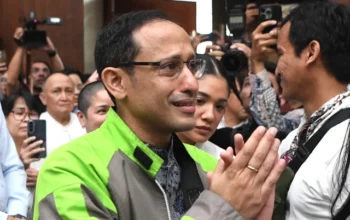 Terdakwa kasus dugaan korupsi pengadaan Chromebook dalam program digitalisasi pendidikan di Kemendikbudristek Nadiem Anwar Makarim (kiri) memasuki ruangan saat akan menjalani sidang pledoi di Pengadilan Tipikor, Jakarta, Selasa (2/6/2026). Foto: M Risyal Hidayat/ANTARA FOTO