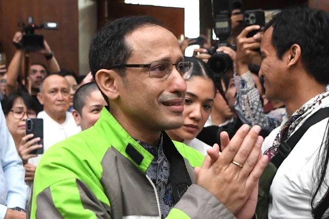 Terdakwa kasus dugaan korupsi pengadaan Chromebook dalam program digitalisasi pendidikan di Kemendikbudristek Nadiem Anwar Makarim (kiri) memasuki ruangan saat akan menjalani sidang pledoi di Pengadilan Tipikor, Jakarta, Selasa (2/6/2026). Foto: M Risyal Hidayat/ANTARA FOTO