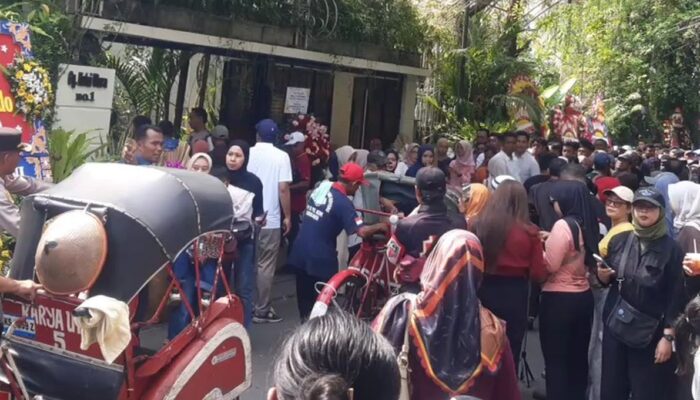 Ribuan Warga Padati Rumah Jokowi di Solo Rayakan Ulang Tahun ke-65, Antre Sejak Pagi demi Bertemu Presiden ke-7 RI