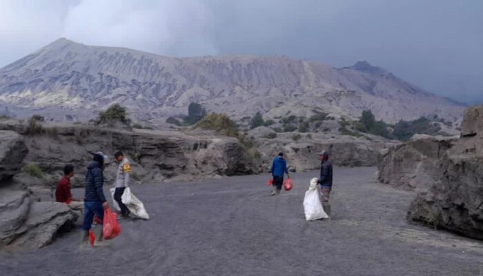 Usai Yadnya Kasada 2026, Sebanyak 4 Ton Sampah Diangkut dari Gunung Bromo, Petugas dan Warga Gotong Royong Bersihkan Lautan Pasir