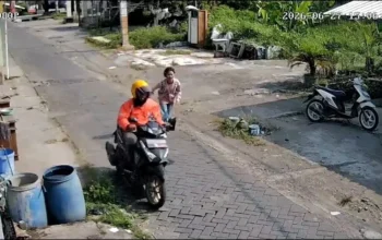 Viral! Bocah di Pasuruan Jadi Korban Jambret Modus Tanya Alamat, Pelaku Berjaket Mirip Shopee Food Terekam CCTV