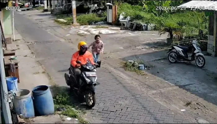 Viral! Bocah di Pasuruan Jadi Korban Jambret Modus Tanya Alamat, Pelaku Berjaket Mirip Shopee Food Terekam CCTV