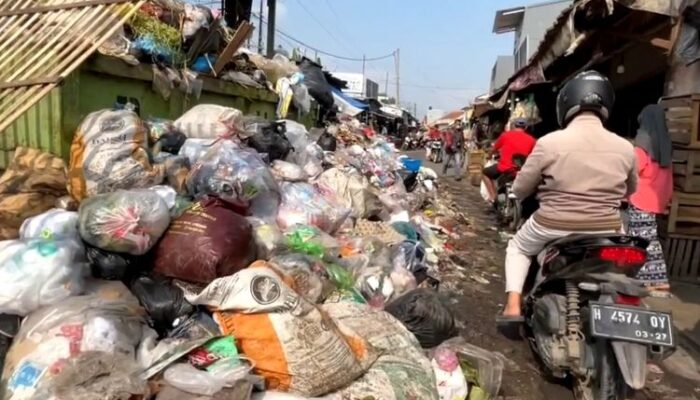 Gunungan Sampah Viral Tutupi Jalan Pasar Minggu Palimanan, DLH Cirebon Kerahkan Alat Berat dan 7 Truk