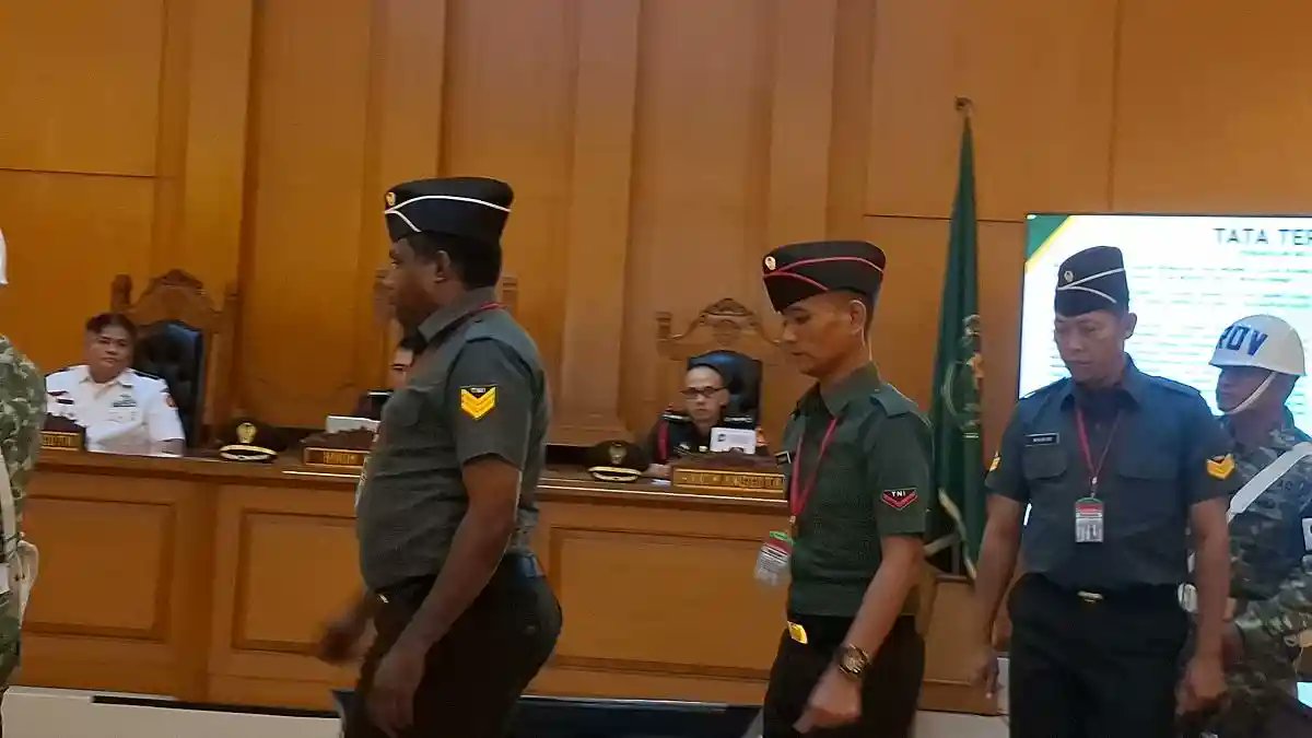 Ketiga terdakwa pembunuhan Kepala Cabang (Kacab) bank BUMN, Mohammad Ilham Pradipta, di Pengadilan Militer II-08 Jakarta, Rabu (5/6/2026)
