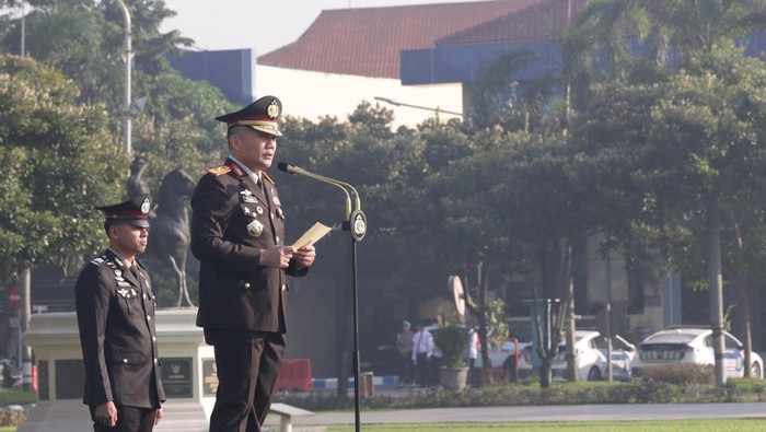 Wakapolda Jatim Brigjen Pasma Royce memimpin upacara Hari Lahir Pancasila di Polda Jatim.
