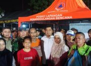 Wakil Menteri Sekretaris Negara (Wamensesneg) Juri Ardiantoro mengunjungi para korban kebakaran Kemayoran Gempol, Kelurahan Kebon Kosong, Kecamatan Kemayoran, Jakarta Pusat, Selasa (2/6/2026) malam. Dalam kesempatan itu, ia menyampaikan pesan khusus dari Presiden Prabowo beserta bantuan sembako dan uang tunai. (Kompas.com/Dian Erika )