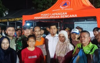 Wakil Menteri Sekretaris Negara (Wamensesneg) Juri Ardiantoro mengunjungi para korban kebakaran Kemayoran Gempol, Kelurahan Kebon Kosong, Kecamatan Kemayoran, Jakarta Pusat, Selasa (2/6/2026) malam. Dalam kesempatan itu, ia menyampaikan pesan khusus dari Presiden Prabowo beserta bantuan sembako dan uang tunai. (Kompas.com/Dian Erika )