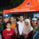 Wakil Menteri Sekretaris Negara (Wamensesneg) Juri Ardiantoro mengunjungi para korban kebakaran Kemayoran Gempol, Kelurahan Kebon Kosong, Kecamatan Kemayoran, Jakarta Pusat, Selasa (2/6/2026) malam. Dalam kesempatan itu, ia menyampaikan pesan khusus dari Presiden Prabowo beserta bantuan sembako dan uang tunai. (Kompas.com/Dian Erika )