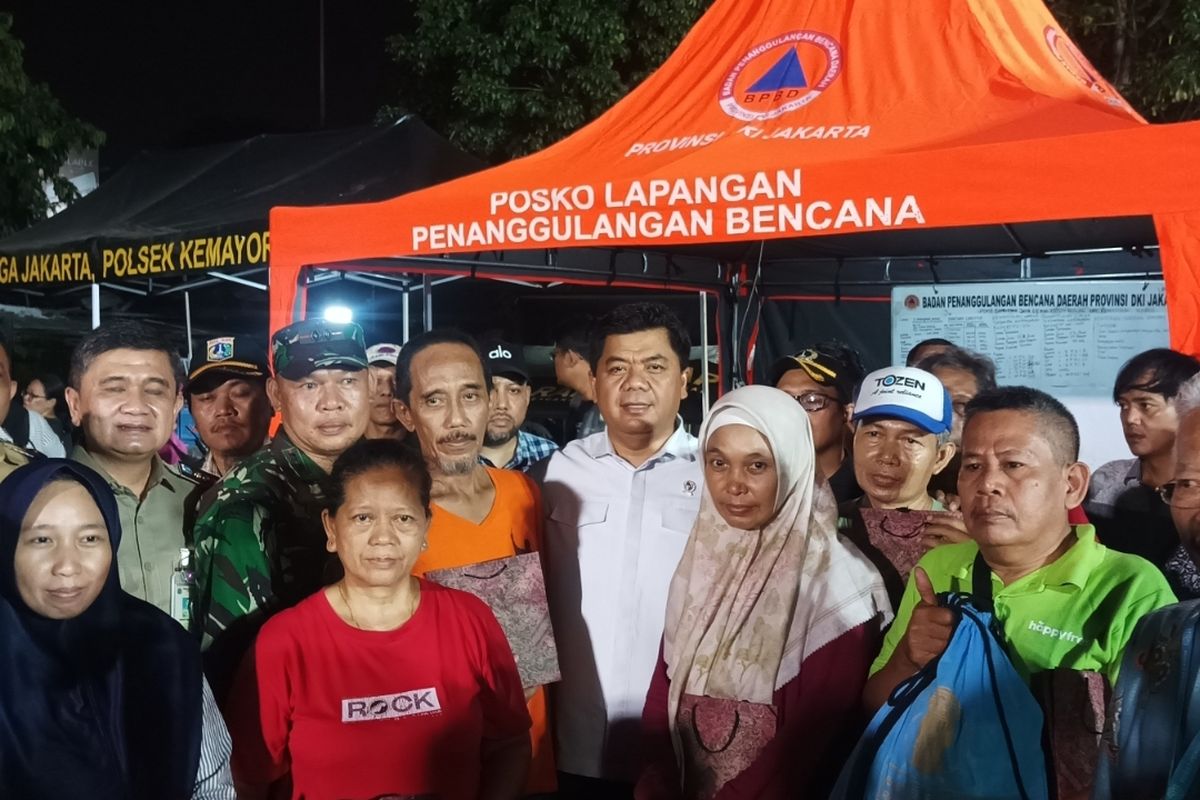 Wakil Menteri Sekretaris Negara (Wamensesneg) Juri Ardiantoro mengunjungi para korban kebakaran Kemayoran Gempol, Kelurahan Kebon Kosong, Kecamatan Kemayoran, Jakarta Pusat, Selasa (2/6/2026) malam. Dalam kesempatan itu, ia menyampaikan pesan khusus dari Presiden Prabowo beserta bantuan sembako dan uang tunai. (Kompas.com/Dian Erika )