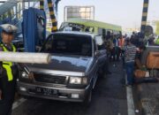 Rem Blong di GT Waru Utama! Isuzu Elf Tabrak Dua Kendaraan, Lima Penumpang Jadi Korban