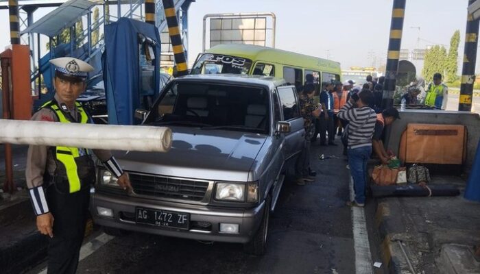 Rem Blong di GT Waru Utama! Isuzu Elf Tabrak Dua Kendaraan, Lima Penumpang Jadi Korban